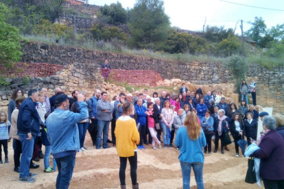 Los participantes visitaron el antiguo cementerio de El Soleràs, donde se ha exhumado una fosa común.