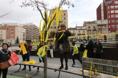 Un gran lazo en la plaza Cervantes, donde se leyó un manifiesto.