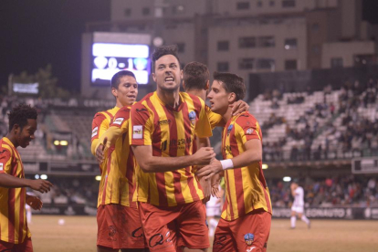 Pedro Martín celebra el gol que li va donar la victòria al Lleida a Castelló diumenge.
