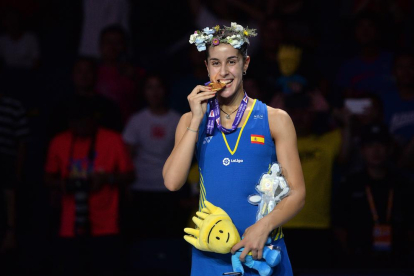 Carolina Marín, amb la medalla d’or guanyada ahir a la Xina.