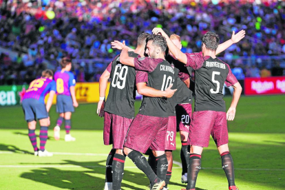 Els jugadors del Milan celebren l’únic gol del partit, amb el qual van superar el Barça.