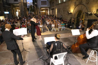 La formació Iberotango va omplir ahir de públic la plaça Paeria el primer dia del Musiquem Lleida!