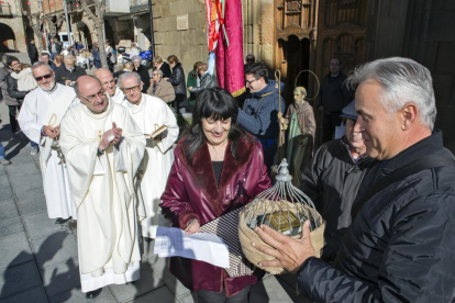 El alcalde de Sanaüja, Josep Condal, recibiendo la baldosa el día de Sant Antoni. 