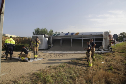 Vista de los Bomberos que trabajaron ayer en el accidente del camión en un acceso a Balaguer. 
