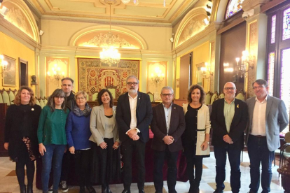 El alcalde de Lleida, Fèlix Larrosa, junto la directora de Igualdad, Mireia Mata ayer tras la firma. 