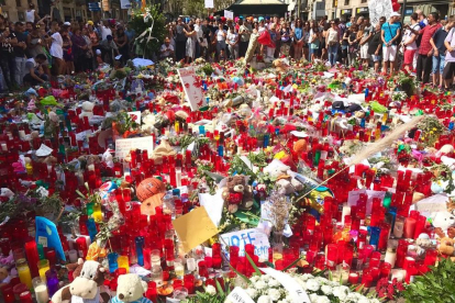 Ofrena florar a Les Rambles en memòria de les víctimes dels atemptats.