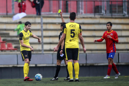 Un jugador del Balaguer pasa el balón a un compañero ante la presión de un rival.