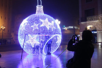 Los vecinos se hacían fotos ayer en el interior de la bola navideña en la plaza del Ajuntament 