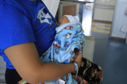 Una madre con su bebé recién nacido a punto de abandonar el hospital.