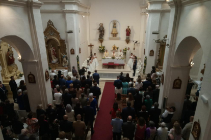 Imatge de l’interior de l’església de Rosselló durant la celebració de les comunions d’ahir.