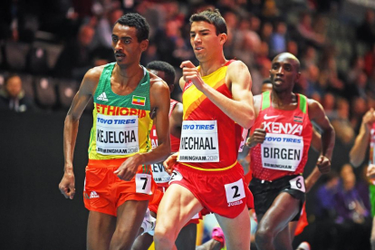 Adel Mechaal al costat de l’etíop Yomif Kejelcha, que es va emportar la medalla d’or.