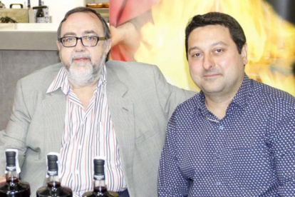 El propietario de la destilería, Àngel Portet, y el presidente de la Fecoll, Ferran Perdrix.