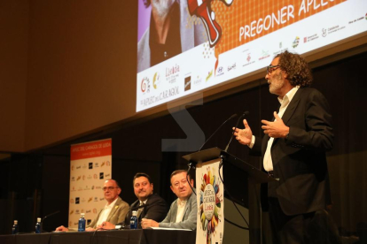 L'empresari i periodista Tatxo Benet exalta amb humor la ciutat i la seua festa gastronòmica més important || L'equip d''Alcarràs' i el president del Lleida Esportiu recullen els seus premis