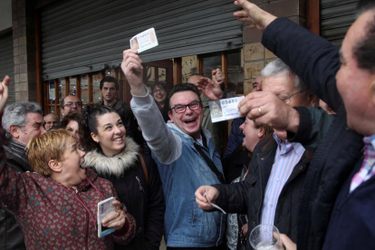 El dueño y los clientes de el bar Ziortza de Arangoiti, en Vizcaya, celebran el premio de El Gordo. 