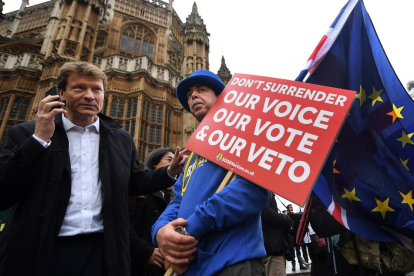 Partidarios de la permanencia del Reino Unido en la UE ante las puertas del Parlamento.