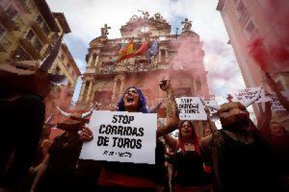 Aquesta és la protesta d'activistes antitaurins a les festes de San Fermín