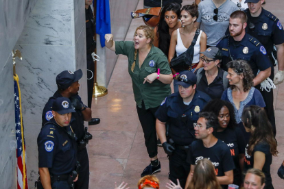 L’actriu Amy Schumer (c) gesticula al ser detinguda juntament amb centenars d’altres manifestants.