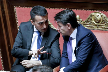 Giuseppe Conte (dreta) conversa amb el líder de l’M5E al Senat de Roma.