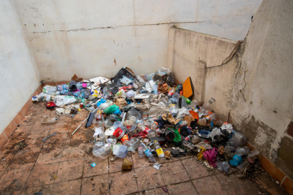 Els okupes conflictius d'Alfred Perenya se'n van, però deixen el bloc ple d'escombraries