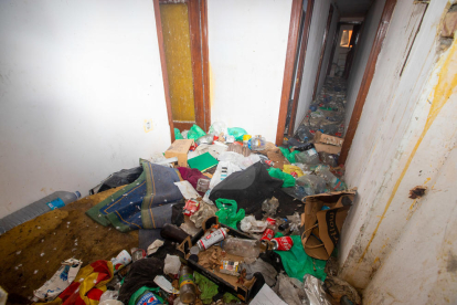 Els okupes conflictius d'Alfred Perenya se'n van, però deixen el bloc ple d'escombraries