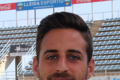 Andriu intenta disputar el balón al jugador del Atlético Baleares, Canario.