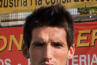 Andriu intenta disputar la pilota al jugador de l’Atlètic Balears Canario.