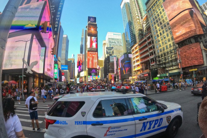Passejant entre les pantalles de Times Square i la policia de Nova York