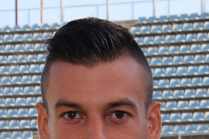 Andriu intenta disputar el balón al jugador del Atlético Baleares, Canario.