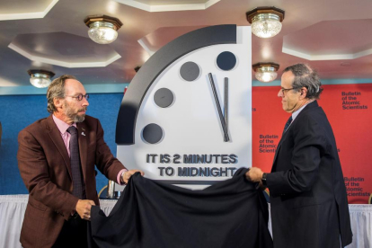 Imagen del “Reloj del Juicio Final” que está en las 23.58 horas.