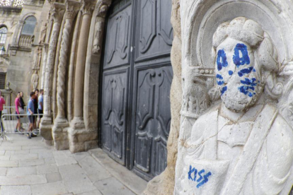 El grafiti, en una figura del exterior de la catedral de Santiago.