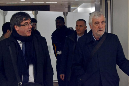 El expresidente de la Generalitat de Cataluña, Carles Puigdemont (i), junto al empresario Josep María Matamala (d), en Bruselas.
