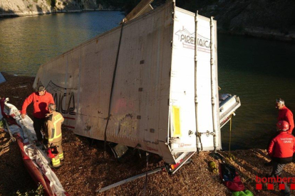 Muere el conductor de un camión tras caer desde un puente de 30 metros en Oliana