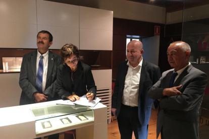 Demiguel va visitar el Museu de la Val i va firmar el llibre d’honor.