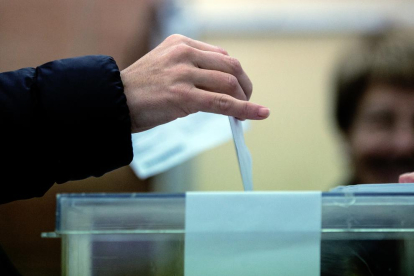 Una urna en un col·legi electoral.