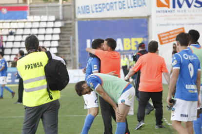 Jorge Féliz pugna por un balón en un salto ante un jugador del Olot, en una acción del partido de ayer en el Camp d’Esports.