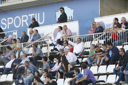 Jorge Féliz pugna por un balón en un salto ante un jugador del Olot, en una acción del partido de ayer en el Camp d’Esports.