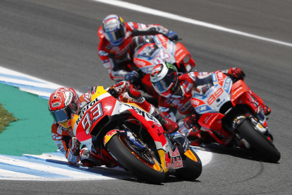 Marc Màrquez celebra la seua victòria al circuit de Jerez al costat de Johann Zarco i Andrea Iannone, que van ser segon i tercer, respectivament.