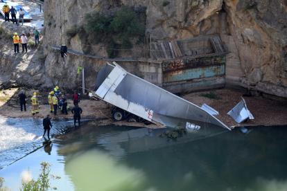El camió va quedar submergit al riu Segre després de precipitar-se ahir des d’una altura de 30 metres des del pont de Peramola.