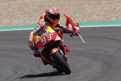 Marc Màrquez celebra la seua victòria al circuit de Jerez al costat de Johann Zarco i Andrea Iannone, que van ser segon i tercer, respectivament.