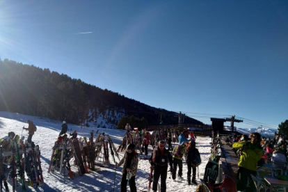 Esquiadors a les pistes de Port Ainé, al Pallars Sobirà, gaudeixen del bon temps.