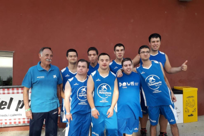 El equipo de baloncesto de Asvolcall Down Lleida, campeón en su categoría.