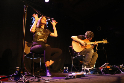 La cantante Maria Arnal y el guitarrista Marcel Bagés, anoche en su actuación en el Cafè del Teatre.