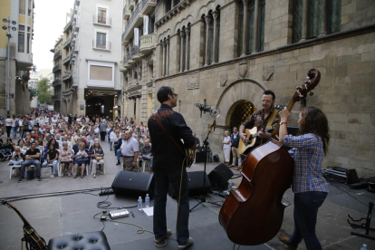 El folk jazz de Lluís Gómez Trio va animar, a la tarda, la plaça Paeria amb els temes del seu nou disc, ‘Dotze contes’.
