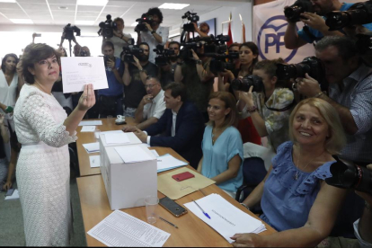 Soraya Sáenz de Santamaría y Pablo Casado, en el momento en el que emitieron sus votos.