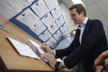 Soraya Sáenz de Santamaría y Pablo Casado, en el momento en el que emitieron sus votos.