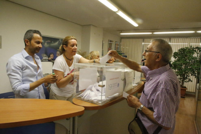 Soraya Sáenz de Santamaría y Pablo Casado, en el momento en el que emitieron sus votos.