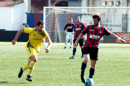 Joni, autor de tres de los seis goles del Tàrrega, controla un balón ante la oposición de un adversario.