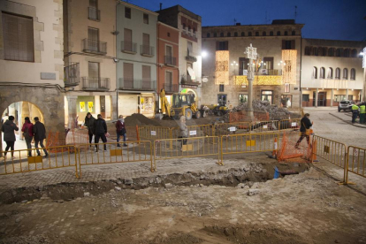 Imatge de les obres de la plaça Major de Tàrrega, que van començar el 15 d'octubre passat.