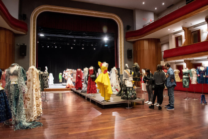 L'exposició, amb 500 vestits de paper, va tenir lloc al Teatre L'Amistat durant els dies 6 i 7 d'octubre.