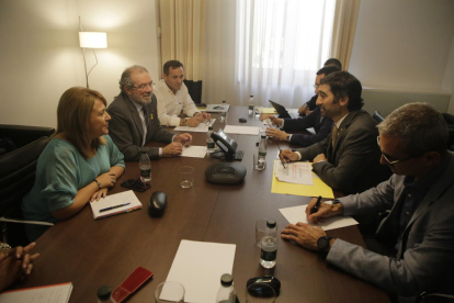 Puigneró (derecha) y Reñé, reunidos ayer en la sede de la Diputación de Lleida. 